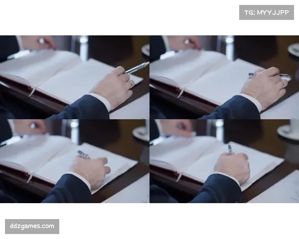 特写:镜头捕捉到摩纳哥教练组实时通过平板电脑向场内传递压迫指令 特写:镜头捕捉到摩纳哥教练组实时通过平板电脑向场内传递压迫指令